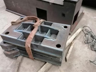 特大型打砂設(shè)備，對(duì)所有特大型金屬件表面打砂清除表面雜質(zhì)